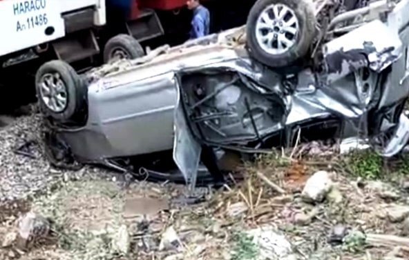 Ô tô Innova bị tàu hỏa tông văng 20m, 3 người thương nặng