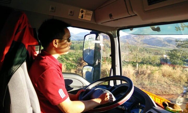 Tài xế container kể chuyện bị hút trộm dầu giữa ban ngày