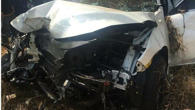 Đang ngồi bán dưa hấu trên vỉa hè, người đàn ông bị 2 ô tô tông chết