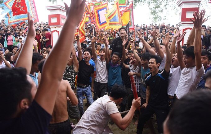 Ảnh: Hàng trăm trai làng khua chiêng, gõ trống trước sân đình phản đối quyết định dừng cướp phết Hiền Quan