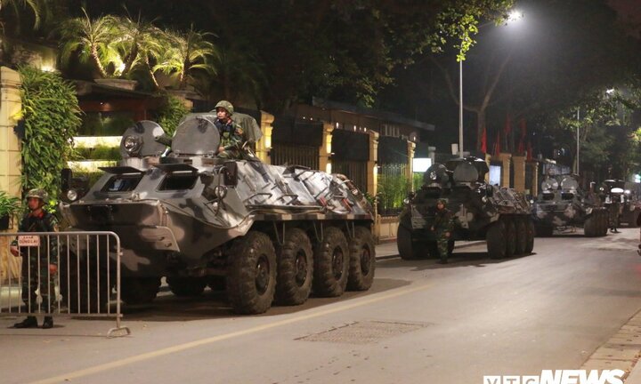 4 xe bọc thép đứng canh gần nơi Tổng thống Trump và Chủ tịch Kim Jong-un gặp nhau