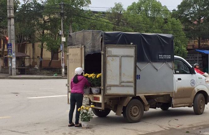 Dân Lạng Sơn đánh cả xe tải đến ga Đồng Đăng 'hôi' hoa