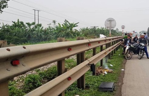 Vượt qua đường ray, 2 vợ chồng cụ ông 80 tuổi bị tàu đâm thương vong