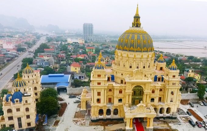 Ảnh: Choáng ngợp lâu đài dát vàng nghìn tỷ đồng của đại gia Ninh Bình
