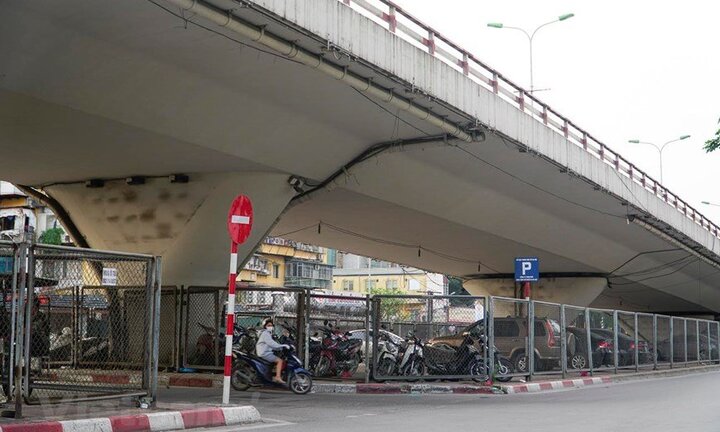 Ảnh: Hàng loạt gầm cầu Hà Nội bị chiếm dụng thành bãi trông giữ xe