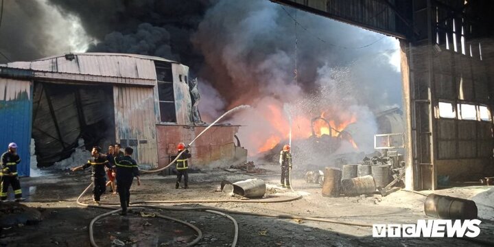 Đang cháy công ty nhựa ngay sát cây xăng ở Hải Phòng