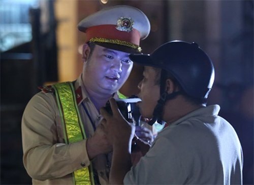Bị cảnh sát kiểm tra nồng độ cồn, khách quán nhậu 'bỏ của chạy lấy người'