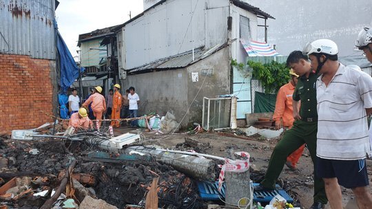 Trụ điện gãy đổ, đè chết công nhân lắp cống thoát nước
