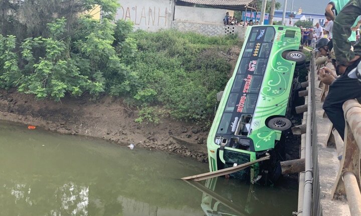 Xe khách lao xuống sông, ít nhất 2 người chết ở Thanh Hóa
