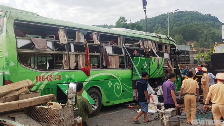 Xe khách lao xuống sông ở Thanh Hóa, 2 người thiệt mạng: Tạm giam tài xế