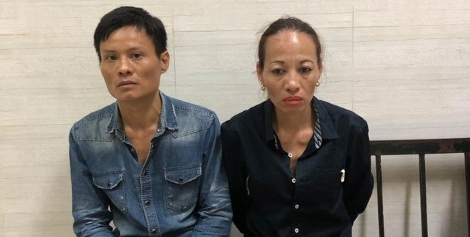 Bị cảnh sát dừng xe kiểm tra, 'nữ quái' hốt hoảng lôi 50 viên ma túy giấu trong áo ngực