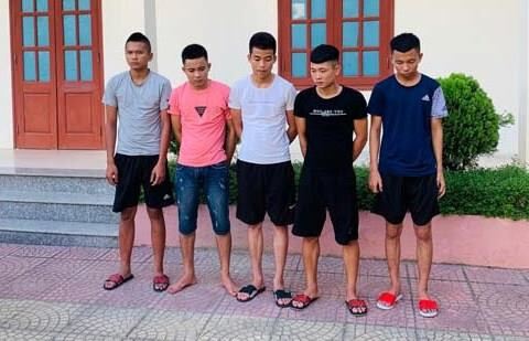 Chủ quán cơm sai đàn em ném vỡ kính xe giường nằm ở Thanh Hóa