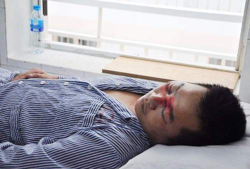 Nhóm thanh thiếu niên ném gạch đá vào tổ cảnh sát cơ động, 1 chiến sĩ nhập viện