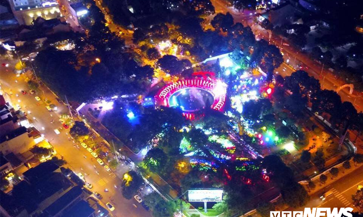 Ảnh, video: Người dân ùn ùn kéo đến 'check-in' tại lễ hội ánh sáng lần đầu được tổ chức ở Đắk Lắk