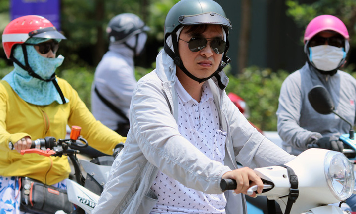 Bắc và Trung Bộ nắng nóng gay gắt, Nam Bộ mưa lớn