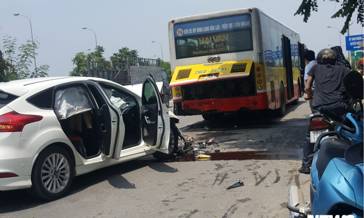 Ô tô con nát bét sau cú tông vào đuôi xe buýt dừng trả khách trên đại lộ Thăng Long