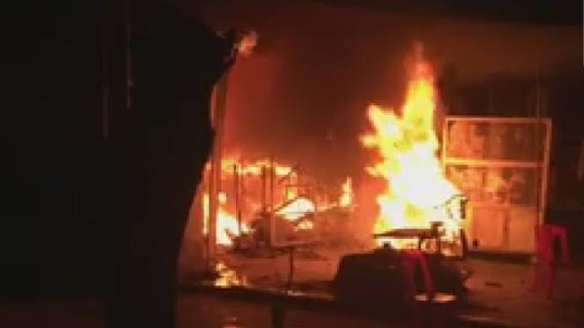 Đang ngồi xem tivi cùng con gái, mẹ đơn thân bị người đàn ông lạ mặt ném 'bom xăng' gây bỏng nặng