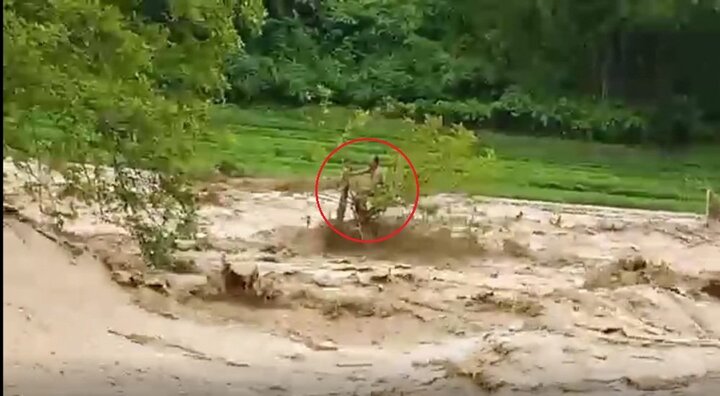 Cứu nạn nhân cheo leo trên cây giữa dòng lũ dữ, người giải cứu lại bị mắc kẹt ở Thanh Hoá