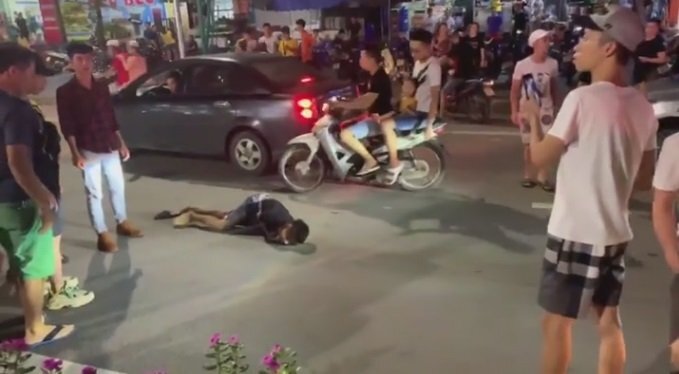 Hai 'quái xế' tạt đầu ô tô ngã văng ra đường, một người nguy kịch, kẻ kia lên xe đua tiếp