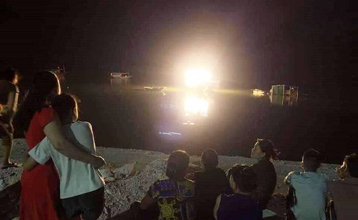 Cho con đi tắm biển, tài xế xe khách chết đuối thương tâm ở Quảng Ninh