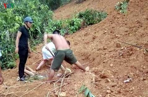 Giải cứu người đàn ông bị đất đá vùi lấp ở Lạng Sơn