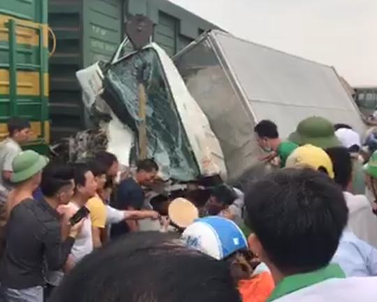 Tàu hỏa tông nát xe tải, một toa bung khỏi tàu chắn ngang quốc lộ ở Nghệ An