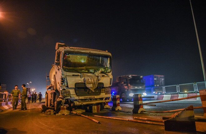 Xe bồn nổ lốp tông 2 xe máy trên cầu Thanh Trì, 4 người bị thương