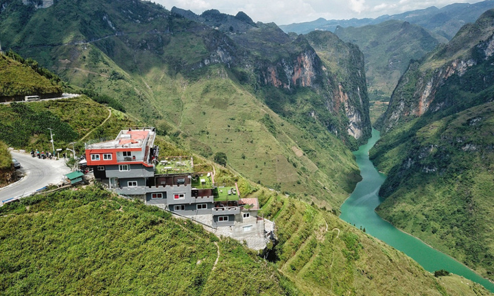 Chủ tịch huyện phủ nhận hậu thuẫn xây nhà nghỉ Panorama sừng sững trên đỉnh Mã Pì Lèng