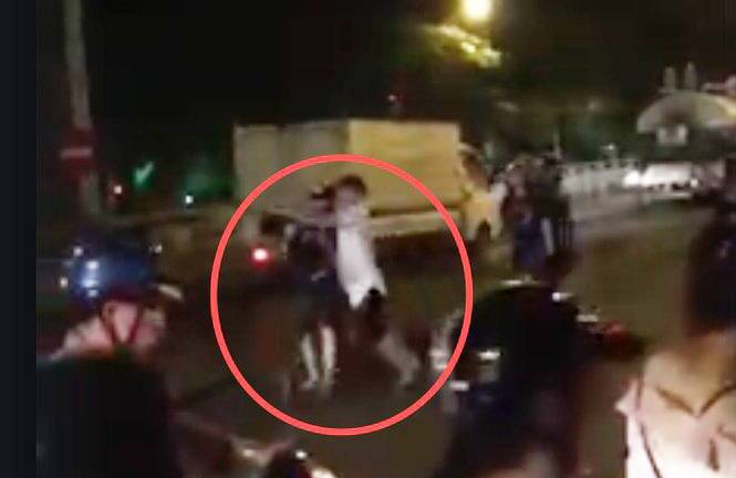 Xuống đường mừng tuyển Việt Nam chiến thắng, nam thanh niên bị nhóm côn đồ đánh đến nguy kịch