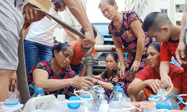 Hàng nghìn cuộc gọi tới Công ty Nước sạch Hà Nội xin trợ cấp nước