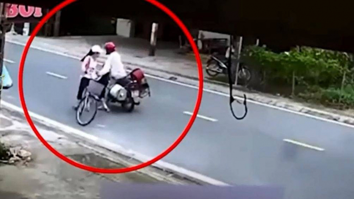 Trên đường đi học, bé gái 11 tuổi bị gã thanh niên chặn xe giở trò đồi bại