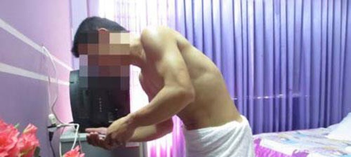 Nhận tiền triệu để trai lạ đưa người yêu đi chơi rồi bắt vạ 100 triệu đồng