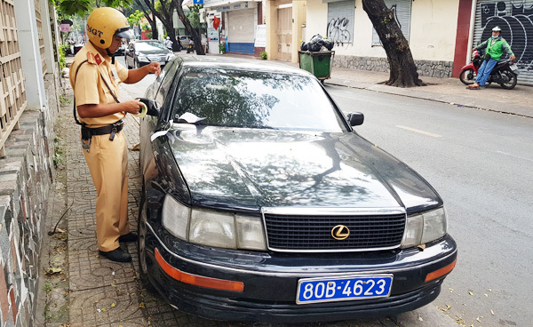 Tạm giữ ô tô Lexus đeo biển số giả mạo xe của Báo Thanh tra