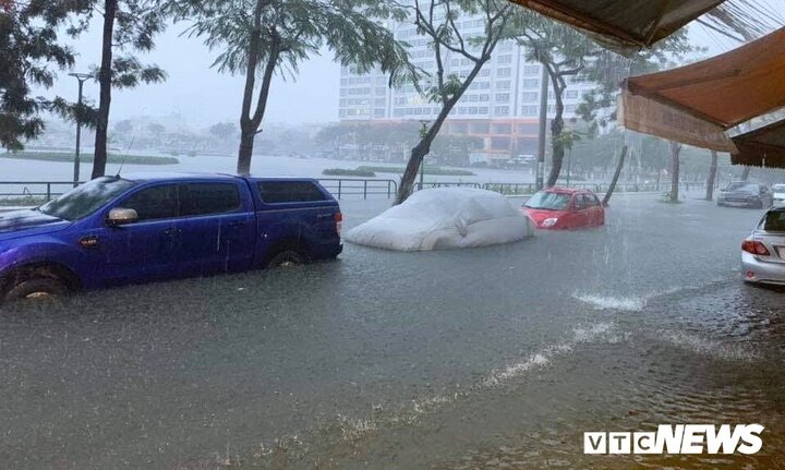 Mưa khủng khiếp, Đà Nẵng ngập chưa từng thấy, giao thông tê liệt