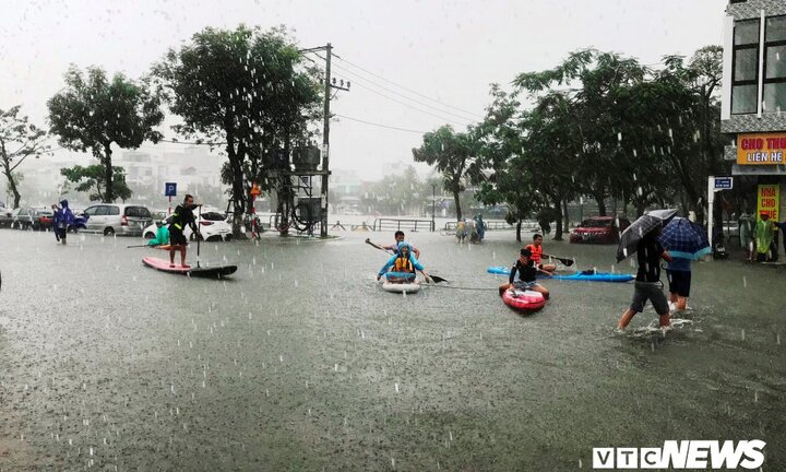 Đà Nẵng huy động tổng lực ứng phó mưa lũ lịch sử