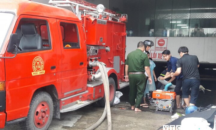 Hút nước cứu hàng trăm ô tô, xe máy 'chết' chìm dưới hầm chung cư ở Đà Nẵng