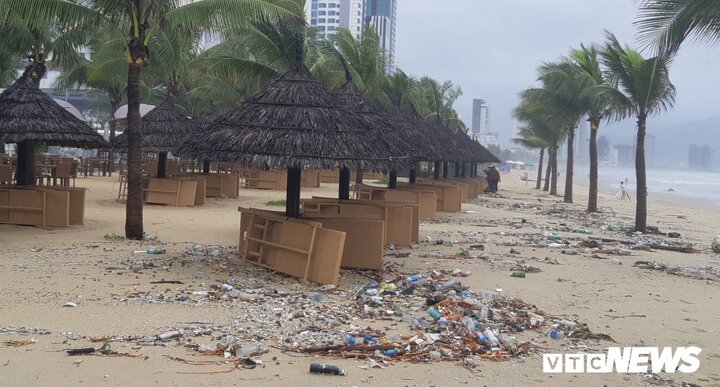 Sau mưa ngập lịch sử, rác ngập ngụa từ phố ra bãi biển Đà Nẵng