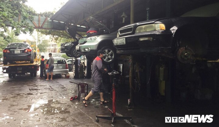 Đà Nẵng: La liệt ô tô chờ vào xưởng sau mưa ngập lịch sử
