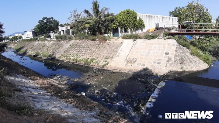 Cận cảnh ‘dòng kênh chết' những ngày nắng nóng cực độ ở Đà Nẵng