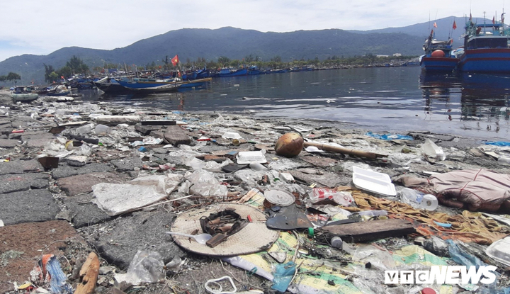 Âu thuyền lớn nhất miền Trung tiếp tục ô nhiễm khủng khiếp, người dân kêu trời