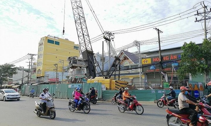 Cầu Bưng chậm tiến độ 1 năm, dân TP.HCM nín thở đi qua đường hẹp