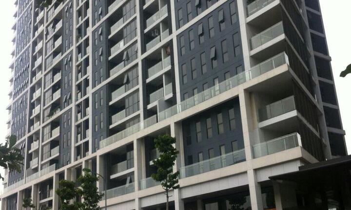 Thang máy chung cư đồng loạt dừng đột ngột, 'nhốt' cư dân cả chục phút