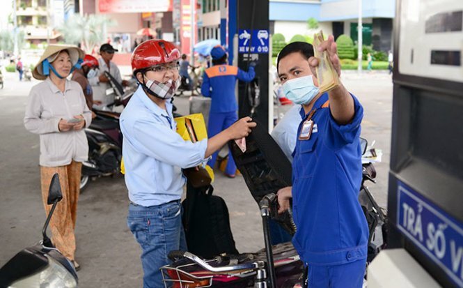 Xăng giảm hơn 400 đồng/lít từ 17h chiều nay