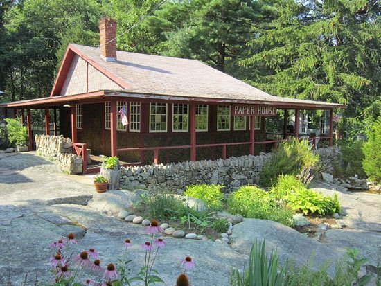 Ngỡ ngàng với nhà cấp 4 hàng trăm năm tuổi làm từ giấy báo