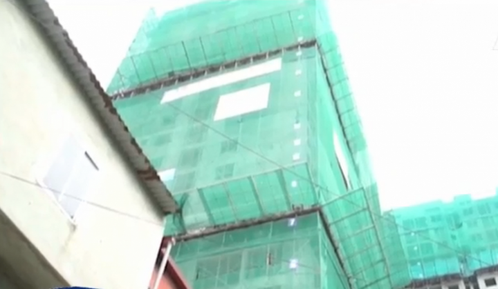 Sống trong căn nhà nứt toác, hàng trăm cư dân mất ăn mất ngủ