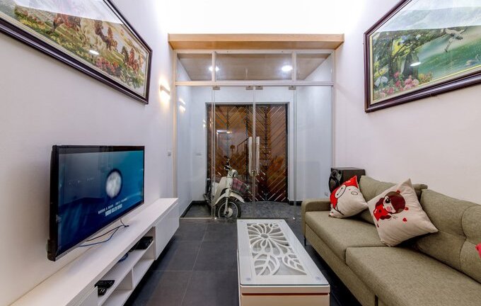 Ngôi nhà Hà Nội thoáng đãng dù bị bao vây bốn phía