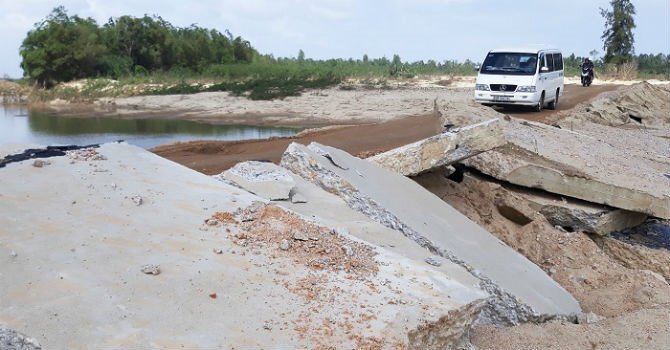 Cầu 17 tỷ đồng vừa khánh thành đã xuống cấp sau đợt lũ