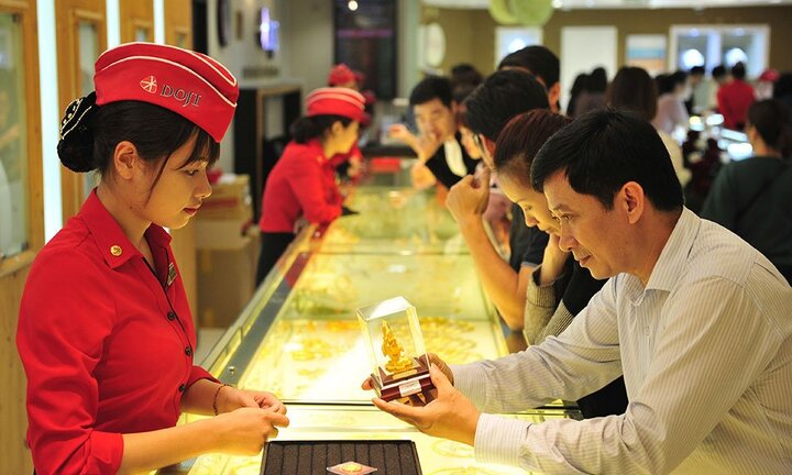 Giá vàng hôm nay 20/2: Tăng phi mã, vượt đỉnh 9 tháng