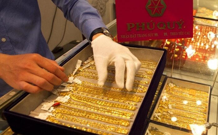 Giá vàng tiếp tục giảm giá mạnh