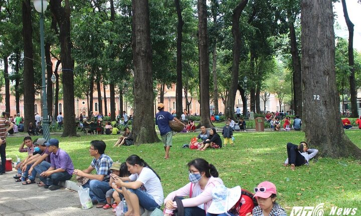 Người dân đổ về Suối Tiên, Đầm Sen vui chơi lễ 30/4